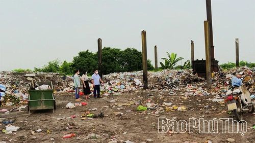 Ông Nguyễn Văn Hải (bên phải) trao đổi về việc đóng cửa điểm đốt rác thôn Phương Trù, chuyển sang xử lý rác tập trung.