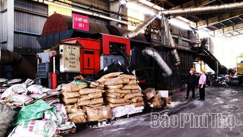 Ông Vũ Tiến Thuật (bên phải) kiểm tra quy trình xử lý rác và hệ thống xử lý khí thải đảm bảo theo quy định trước khi thải ra môi trường.