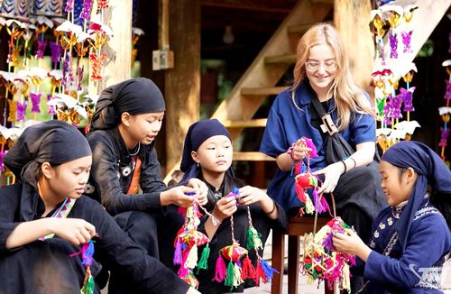 Du khách nước ngoài trải nghiệm không gian văn hóa tại Bản làng Thái Hải (xã Tân Cương).