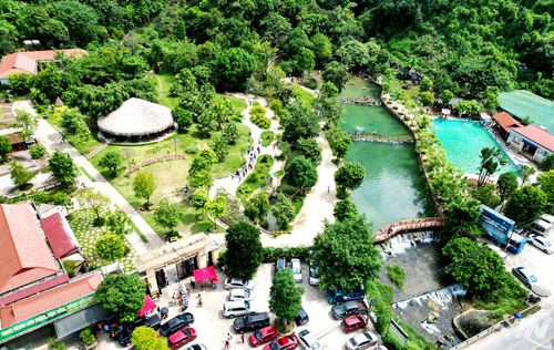 Điểm du lịch hang Phượng Hoàng - suối Mỏ Gà (xã Võ Nhai) thu hút đông đảo du khách tham quan.