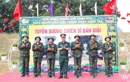 Trung tướng Trương Mạnh Dũng chúc mừng các chiến sĩ mới đạt thành tích bắn giỏi.