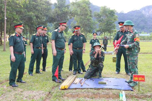 Trung tướng Trương Mạnh Dũng, Tư lệnh Quân khu 1, kiểm tra chiến sĩ mới thực hiện đánh thuốc nổ.