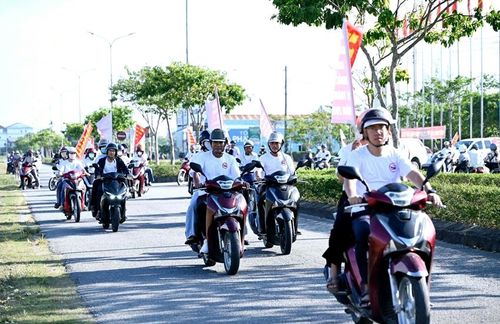 Diễu hành hưởng ứng lễ mít ting