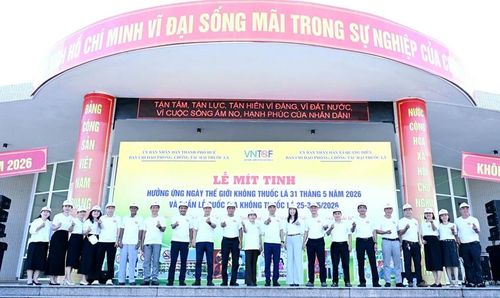 Lãnh đạo thành phố và các sở, ban ngành, đơn vị chụp ảnh lưu niệm tại lễ mít tinh