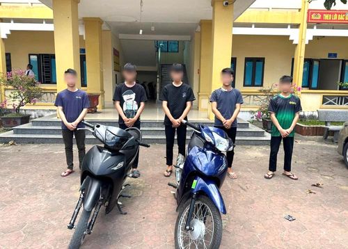 Dịp hè, tình trạng thanh thiếu niên thường xuyên tụ tập về đêm, không đội mũ bảo hiểm, mang các hung khí như vỏ chai bia, dao phóng lợn di chuyển trên các tuyến đường gia tăng.