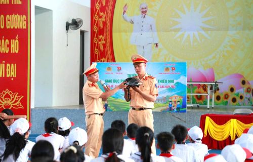 Vừa qua, Công an tỉnh Hà Tĩnh phối hợp Tỉnh đoàn Hà Tĩnh tổ chức lễ ra quân triển khai kế hoạch tổ chức các hoạt động tuyên truyền, phổ biến, giáo dục pháp luật cho thanh thiếu nhi năm 2026 (Ảnh: Công an Hà Tĩnh).