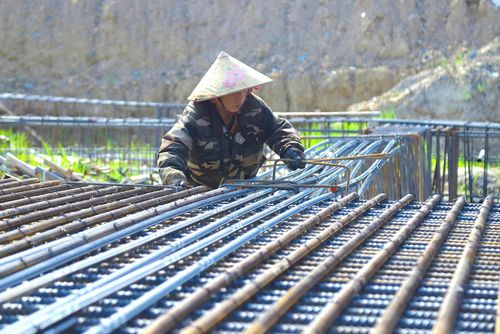 Công nhân thi công dưới cái nắng như thiêu như đốt ở Hà Tĩnh.