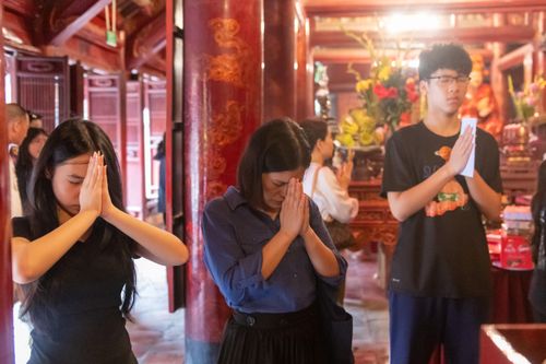 Những gương mặt hồi hộp, xen lẫn hy vọng của sĩ tử Hà Nội trước ngày bước vào kỳ thi.