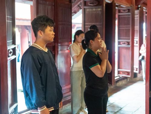 Nhiều gia đình tranh thủ đưa con đến Văn Miếu để cầu sự may mắn, bình an.