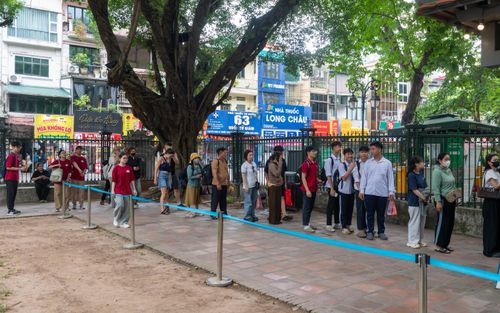 Học sinh, phụ huynh xếp hàng mua vé vào Văn Miếu - Quốc Tử Giám.