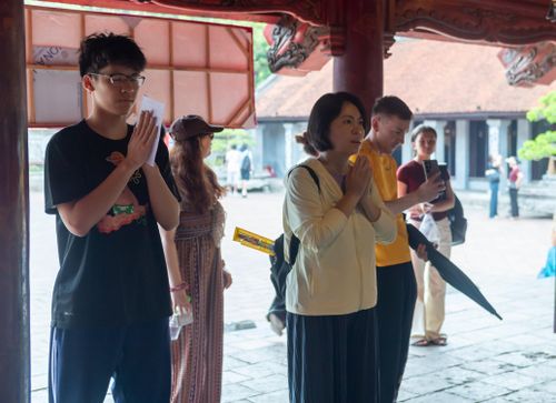 Không khí tại Văn Miếu trở nên nhộn nhịp hơn thường lệ khi kỳ thi cận kề.