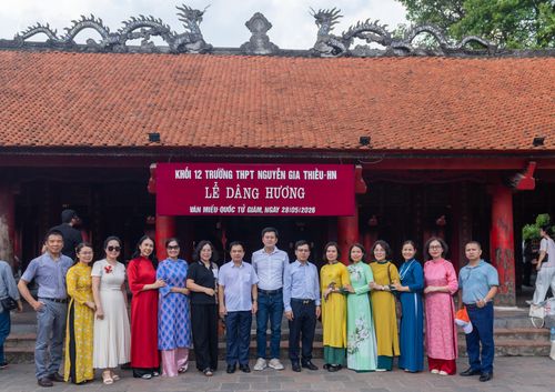Giáo viên, ban lãnh đạo nhà trường và phụ huynh Trường THPT Nguyễn Gia Thiều dâng hương tại Văn Miếu.