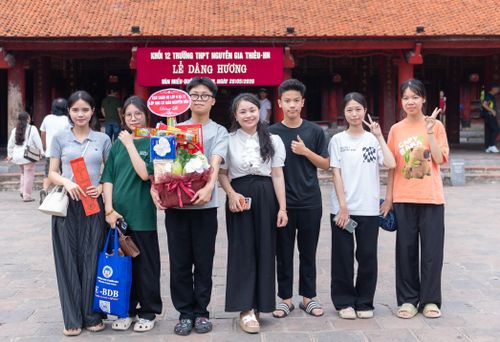 Nhiều nhóm học sinh và giáo viên cùng nhau tới Văn Miếu trước mùa thi.