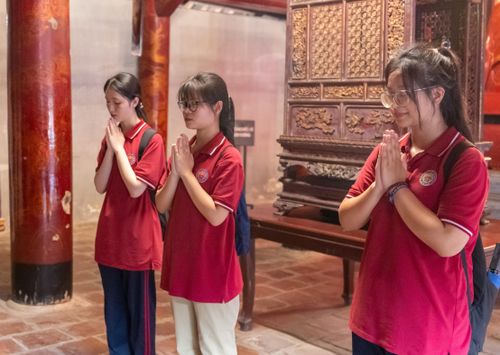 Em Giang cùng nhóm bạn mang theo hy vọng, gửi gắm niềm tin trước kỳ thi quan trọng sắp tới.