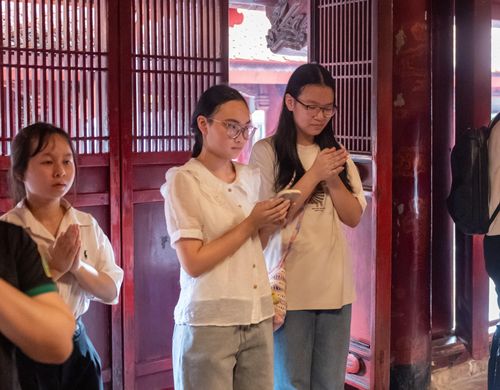 Áp lực kỳ thi hiện rõ trên gương mặt nhiều học sinh tại Hà Nội.