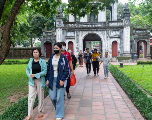 Học sinh tranh thủ dâng hương, xin chữ trước kỳ thi chuyển cấp quan trọng.