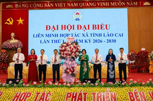 Chủ tịch Liên minh Hợp tác Việt Nam tặng hoa chúc mừng Đại hội đại biểu Liên minh Hợp tác xã tỉnh Lào Cai lần thứ I, nhiệm kỳ 2026 - 2030.