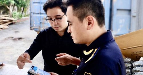 Cán bộ hải quan kiểm tra, xử lý lô hàng phần mền có dấu hiệu vi phạm quyền sở hữu trí tuệ.