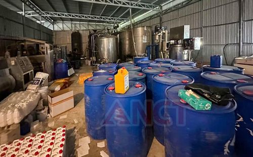 Công an phường Cái Răng lập biên bản niêm phong hàng hóa để điều tra theo quy định của pháp luật (ảnh do CATP Cần Thơ cung cấp.