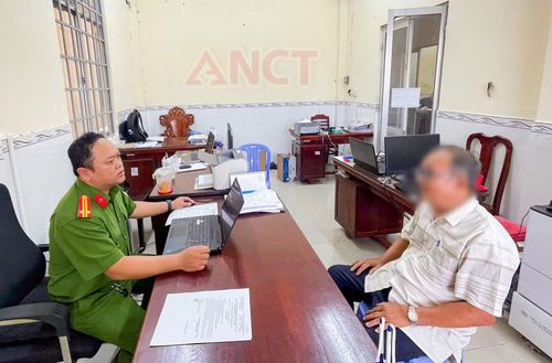 Công an phường Cái Răng làm việc với ông Phạm Việt Sơn (ảnh do CATP Cần Thơ cung cấp).