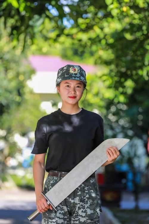 Ngoài “tuyệt kỹ” kê đao sắc vào yết hầu kéo xe nặng 4 tấn, Hoàng Thị Ngọc Linh còn tinh thông các kỹ năng khác.