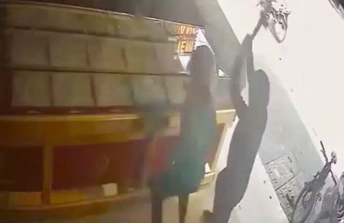 Nhóm đối tượng cầm búa đập làm vỡ tủ kính rồi vơ vét một số lượng vàng lớn.