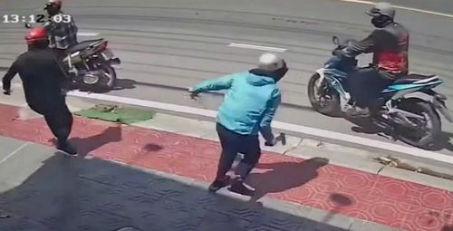 Các đối tượng nhanh chóng chạy ra xe của đồng phạm để phóng khỏi hiện trường...