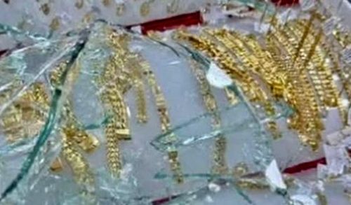 Số vàng trong tủ kính của tiệm vàng bị đập vỡ...