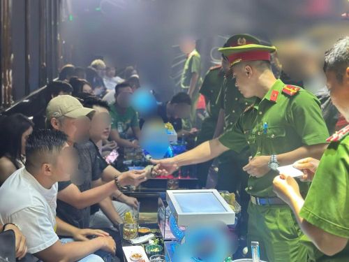 Cảnh sát điều tra tội phạm ma túy, Công an TP Hồ Chí Minh trong Chiến dịch cao điểm 45 ngày đêm làm sạch địa bàn.