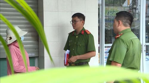 Công an trao đổi với bị hại tại hiện trường.