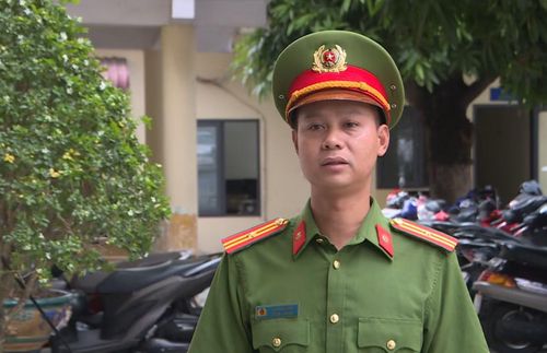 Thiếu tá Tạ Trung Hiếu, điều tra viên Đội Trọng án, Phòng Cảnh sát hình sự, trao đổi về vụ việc.