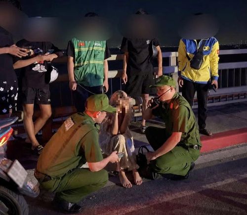 Kịp thời cứu người phụ nữ có ý định tự tử trên cầu Nhật Tân trong đêm.