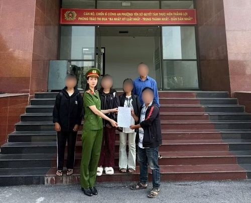 Công an phường Yên Sở kịp thời phối hợp hỗ trợ, bàn giao an toàn 3 thiếu nữ cho gia đình, ngăn chặn nguy cơ bị dụ dỗ lao động trái phép.