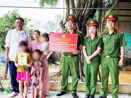 Phòng Cảnh sát hình sự Công an tỉnh Nghệ An hỗ trợ kinh phí ăn học cho thân nhân người lầm lỗi.