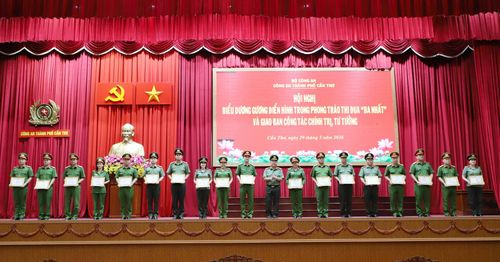 Đại tá Nguyễn Thanh Tràng, Phó Giám đốc Công an TP Cần Thơ tặng giấy khen các tập thể, cá nhân tiêu biểu.