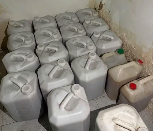 Một số can nguyên liệu dùng để sản xuất thuốc Đông dược.