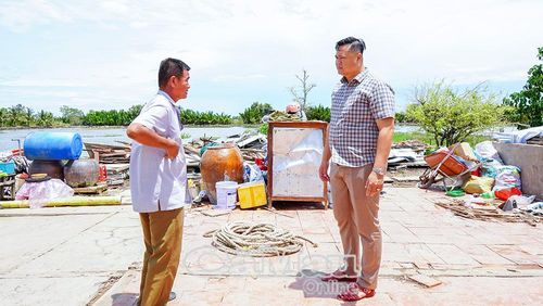 Ông Trịnh Minh Quân, Ấp 14, kể lại khoảnh khắc nhà bị gió giật sập, ông cũng bị thương ở ngực.