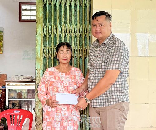  Ông Huỳnh Khánh Duy, Phó Chủ tịch UBND xã U Minh, trao tiền hỗ trợ hộ dân có nhà bị tốc mái.