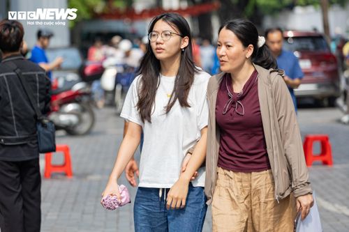Phụ huynh và thí sinh có mặt từ sớm ở điểm thi. (Ảnh: Minh Đức)