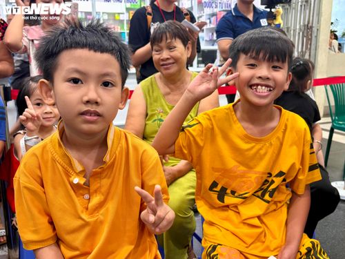 Nụ cười rạng rỡ của các bệnh nhân nhí tại khu vực nhận quà.