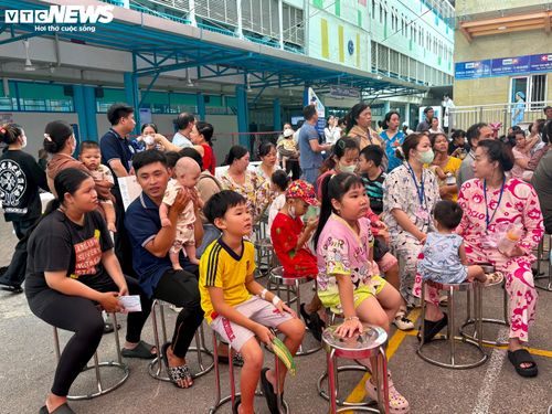 Ngày từ sáng sớm, đông bệnh nhi và phụ huynh đã có mặt ở sân bệnh viện để tham gia các hoạt động văn nghệ, vui chơi và nhận những phần quà hấp dẫn.
