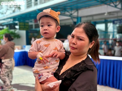 Chị Nguyễn Thị Duyên (ngụ tỉnh Đồng Nai) có con trai 20 tháng tuổi đang điều trị bệnh tại Bệnh viện Nhi Đồng 1 cho biết: “Tôi thấy những hoạt động này rất ý nghĩa, giúp các cháu và cả phụ huynh có phút giây vui vẻ, thoải mái sau thời gian điều trị bệnh. Tuy còn nhỏ tuổi chưa thể tham gia nhiều hoạt động nhưng bé nhà tôi cũng rất hào hứng, thích thú".