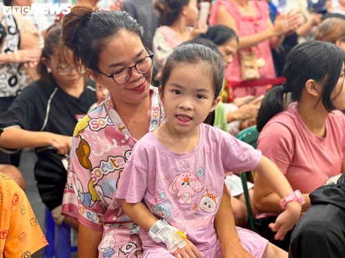 Dù chỉ diễn ra trong khuôn viên bệnh viện, những hoạt động vui chơi này vẫn mang đến cho các bệnh nhi nhiều tiếng cười và niềm vui ý nghĩa. Đây sẽ là những kỷ niệm đẹp, tiếp thêm động lực để các em mạnh mẽ vượt qua hành trình điều trị bệnh.