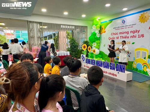 Tại Bệnh viện Nhân dân Gia Định,Tết thiếu nhi cũng được tổ chức sớm dành tặng các bênh nhi đang điều trị nội trú tại Bệnh viện.