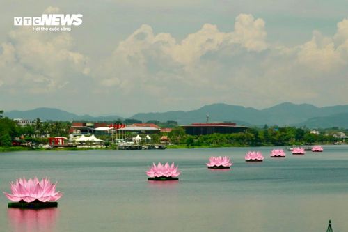 Trên sông Hương, đoạn trước bến Nghinh Lương Đình, nhiều du khách và phật tử say mê chiêm ngưỡng 7 đóa hoa sen khổng lổ nổi lên giữa làn nước xanh, là biểu tượng cho 7 bước chân của Đức Phật khi vừa đản sinh.