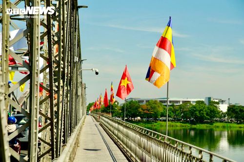Cờ Tổ quốc, cờ Phật giáo được cắm dày trên các trục đường chính tại TP Huế.
