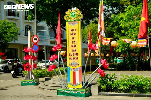 Năm nay, lễ Phật đản được Ban Trị sự Giáo hội Phật giáo Việt Nam TP Huế tổ chức từ ngày 17/5 đến 7/6 (nhằm ngày 1 - 22/4 âm lịch ) với nhiều sự kiện như: Hạ thủy và thắp sáng 7 hoa sen trên sông Hương; Lễ hội Ẩm thực chay tại phố đi bộ Nguyễn Đình Chiểu; thực hiện nghi thức tắm Phật và lễ rước Phật truyền thống cầu quốc thái dân an, thế giới hòa bình; diễu hành xe hoa, phóng sanh đăng... Ngoài ra, chương trình còn có Lễ hội Hoa đăng diễn ra tối 7/6 tại Nghinh Lương Đình, hứa hẹn tạo nên khung cảnh lung linh bên dòng sông Hương.