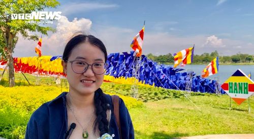 "Mùa Phật đản nào ở Huế cũng rực rỡ cờ hoa, nhưng năm nay không gian di sản chào đón lễ Phật đản đặc biệt hơn hẳn so. Hình ảnh hai lá cờ Tổ quốc và cờ Phật giáo kích thước lớn bên dòng sông Hương không chỉ khiến thành phố thêm sinh động, mà còn mang lại cảm giác vô cùng thiêng liêng, cao cả", cô Cao Thị Mỹ Hằng (21 tuổi, quê TP Đà Nẵng hiện đang học tập tại TP Huế) chia sẻ.
