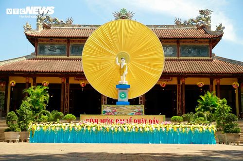 Lễ đài mừng Phật đản được thiết trí bên trong hầu hết các ngôi chùa lớn ở TP Huế.