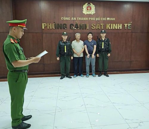 Nguyễn Đăng Thu và Nguyễn Đăng Hải tại cơ quan Công an. (Ảnh: CACC)